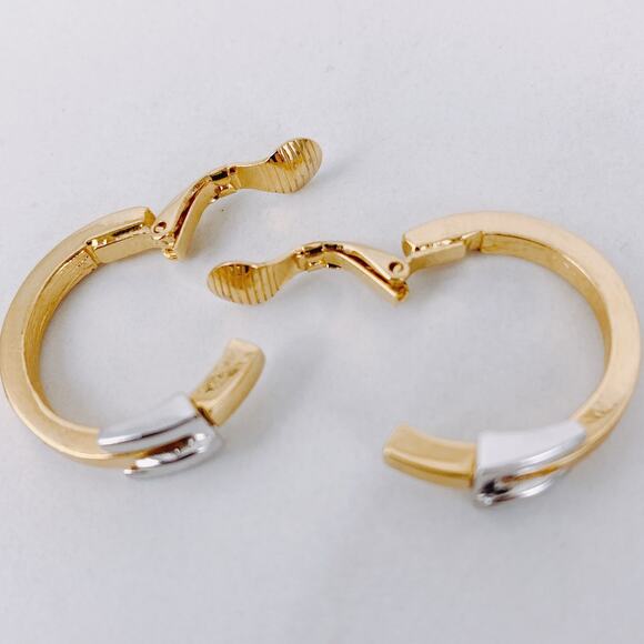 VTG Signed Trifari Gold Tone Hoop Earrings Clip On Mid Century 1960s Jewelry - Picture 3 of 11